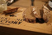 frisches, hausgebackenes Brot im Westend Factory Steak & Fish (©Foto. Martin Schmitz)
